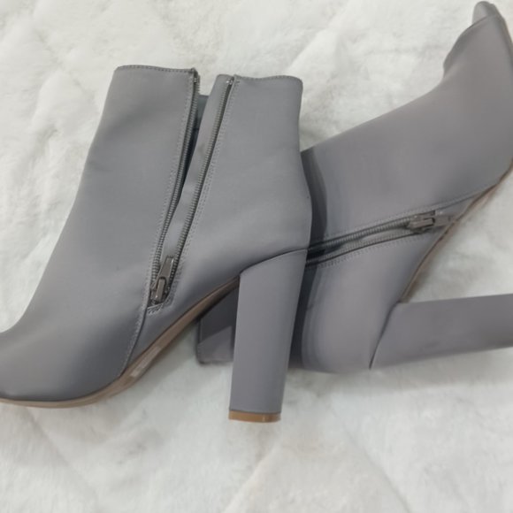 New Women Wild Diva Satin Peep Toe Block Heel Bootie Size 8 - Picture 2 of 7